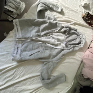 Ziptröja - Super fin tröja  som man bara kan tel över ett linne tex på en sen sommar kväll eller bara hemma eller så