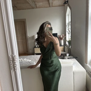 Klänning från Zara - En oanvänd Zara klänning med slits på sidan. Prislappen är kvar. Storlek M men funkar för en S person. Justerbar band. Ny pris 399kr :) 