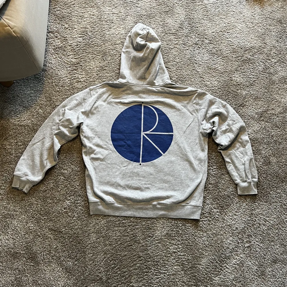 Limited edition polar hoodie med blå logo på ryggen. Knappt använd. 1400 nypris.. Hoodies.