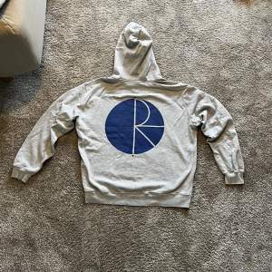 Limited edition polar hoodie med blå logo på ryggen. Knappt använd. 1400 nypris.