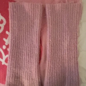 Pink Ankle High leg warmers - Ankle high leg warmers in pink , has a hole on the sides so u can use it for arms too. 