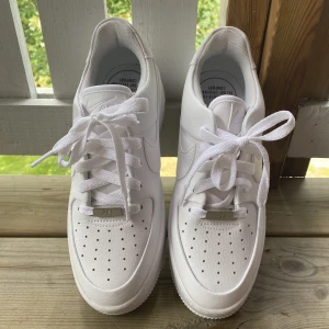 Nike Air Force 1  - Helt nya Nike Air Force 1 med hög sula, endast prövade! Tyvärr är kartongen kastad :(