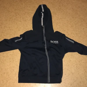 Hugo boss kofta  - Säljer Hugo boss kofta med bra skick inget fel /fläck 