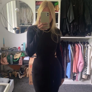 Klänning - Svart stickad maxiklänning från NA-KD x Sofia Coelho med öppen rygg. Helt oanvänd med lapp kvar. Priset är exkl frakt🤗