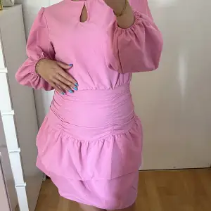 Säljer denna rosa volang klänning!❤️‍🔥 Knappt använd!