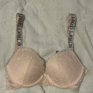 Victoria secret bh - Victoria secret bh som knappt är använd då jag råkade köpa fel storlek köpt för 800❤️pris kan diskuteras 