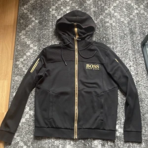 Hugo boss tjocktröja - Hej; säljer Hugo boss tjocktröja i storlek M men skulle säga att den passar storlek s bättre  Nypris 1795kr  Mitt pris 700kr