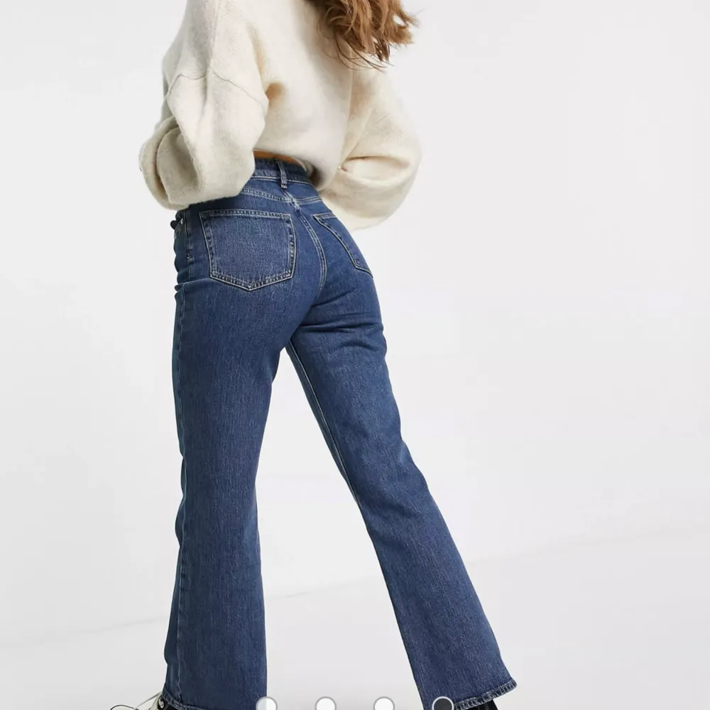 💙Säljer dessa jättefina blombroderade jeansen från & other stories i storlek 34. Helt slutsålda.💙. Jeans & Byxor.