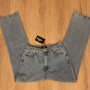 Jeans - Oanvända missguided jeans som har lappen kvar! Så snygga men inte min storlek!🫶🏼 Innerbenslängd-74/75
