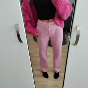 Snygga rosa, oanvända jeans från Zara. Fin rosa pastellfärg på jeansen, supercoola! 🩷 Säljs pga oanvända 