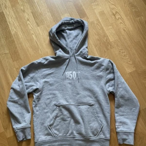 Levis Hoodie  - Skön Levis hoodie i storlek S som inte passar mig. Använd ett par gånger. Inga fläckar eller hål eller slitage. 