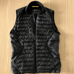 Sailracing väst,  - Stilren och snygg sailracing väst, i topp skick nästintill oanvänd. Inga skador på eller i västen, kan mötas upp eller skicka på post.