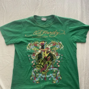 Ed Hardy t-shirt - Köpte den här t shirten för nån vecka sedan här på Plick men den satt litet på mig, därav säljer jag den!😝 sitter som en S. Frakt ingår i priset!!✨