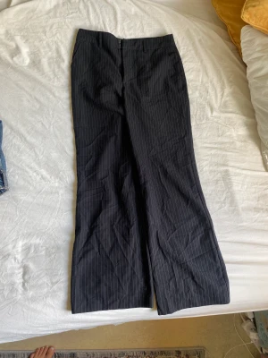 Svarta randiga kostymbyxor från madlady - Storleken är 36/short och ni ser hur de sitter på första tjejen till vänster :)