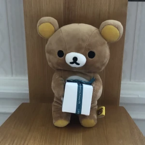 rilakkuma plush - liten och söt. har endast stått på min hylla så han är i mycket gott skick. dragkedjan i ryggen går att öppna så man kan gömma små saker i den^_^ 