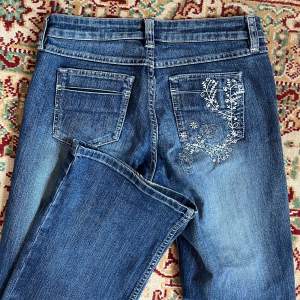 super fina bootcut jeans med blommor på bakfickan!! midjemåttet är 39 rakt över och innerbenslängden är 83cm. köpta här på plick men kommer inte till användning, mycket bra skick!! GRATIS FRAKT <3