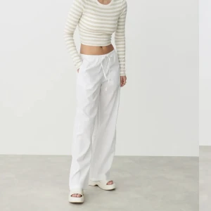 Linnebyxor - Vita lågmidjade linnebyxor från Gina tricot som aldrig är använda! Dom är helt slutsålda i de flesta storlekarna