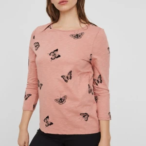 Ny rosabeige fjärils-topp Vero Moda 34/36 Tröja fjärilar - Ny rosa-beige topp med halvlånga ärmar. Svarta fina fjärilar både fram o bak. Passar 34/36 Märke: Vero Moda