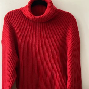 Röd stickad tröja  - Super skön och mysig men kommer inte till användning längre!   Använt ca 2-3 gånger! 