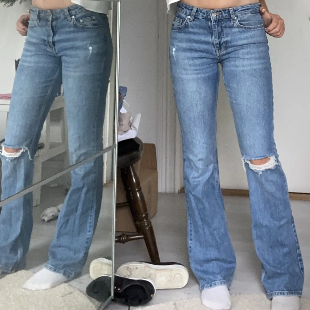 Säljer dessa super fina bootcut jeansen med hål på ena knäet, använda få tal gånger och är i jätte bra skick🤍. Jeans & Byxor.