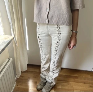Jeans  med snören  - Säljer dem här as coola jeansen med snöring som tyvärr inte passa.  Kan även tänka mig att byta till en större storlek 💓 skriv för frågor ! ☺️ 