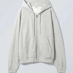 Weekday Standard Zip Hoodie - Weekdat standard zip hoodie i färgen ”Grey Melange”. Inte använt många gånger, väldigt fint skick.