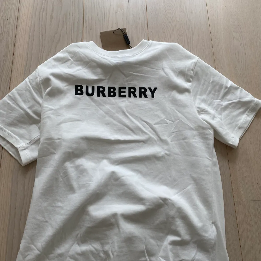 Hej! Säljer nu min burberry t-shirt har inte kvar kvitto (där av priset) men påse som du ser på bilden. . T-shirts.