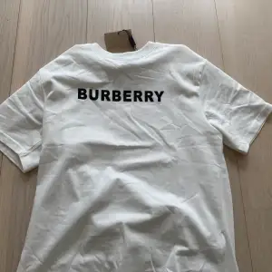 Hej! Säljer nu min burberry t-shirt har inte kvar kvitto (där av priset) men påse som du ser på bilden. 