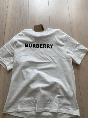 Burberry t- shirt - Hej! Säljer nu min burberry t-shirt har inte kvar kvitto (där av priset) men påse som du ser på bilden. 