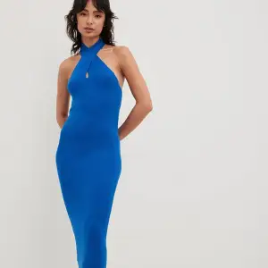 Säljer denna helt oanvända blåa långklänningen då den bara inte kommer till användning💙