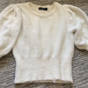 Fluffig blus  - Säljer min fina fina fluffiga blus som är såååå fin! Säljer pga att den inte kommer till användning! Köpt hör på Plick! Kontakta mig om du är intresserad ❤️