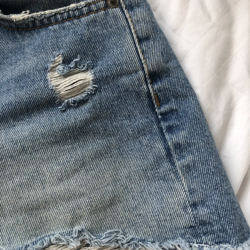 Trendiga jeansshorts från zara med slitna detaljer💙shortsen är i bra skick och har Inge tydliga tecken på användning💘storlek 36. Shorts.