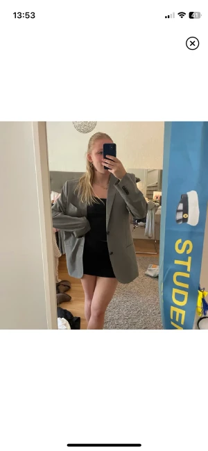 Kavaj - Säljer denna jättefina gråa oversized kavajen. Köpt secondhand, skulle gissa på storlek L. Jättefint skick. Perfekt att ha på en utgång🩷 säljer för 100kr+frakt