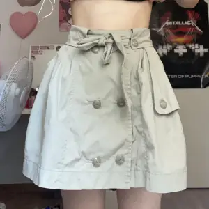 Jättesöt fin somrig kjol 💐som till och med har fickor!!! Säljer den för att jag ej använder den 🫶