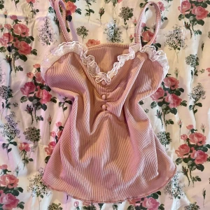 Rosa spets topp - Tar endast swish och frakten är 45kr! 💕 Köpt i Korea 