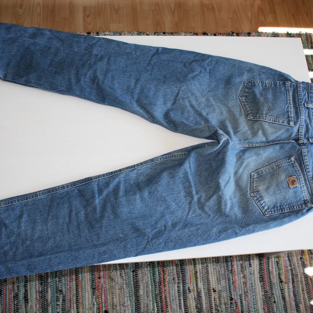 Carhartt Jeans stl. 36/34 fast insydda till typ 33/34. Har några små lagningar på sig. . Jeans & Byxor.