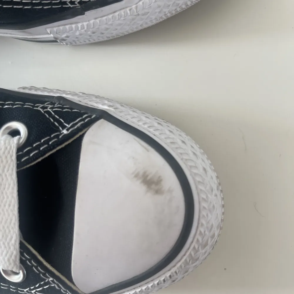 Säljer mina svarta converse skor höga storlek 40. Använda 3-4 gånger men har fått ett märke på höger fot, se på bild 2.. Skor.