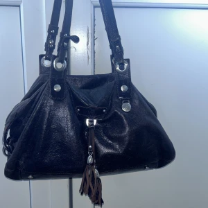 vintage brun läder väska - Nu tar jag och säljer min bruna vintage Adax väska. Den har inga defekter och har bara använts några få gånger. Kom dm för mer bilder eller frågor 💗💗. 