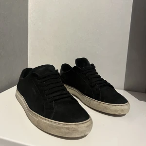 Axel arigato skor - Tjena, säljer nu mina väl använda Axel arigato clean 90 skor, säljes då jag har köpt mya o dessa bara står. Storlek 44. Box osv finns!! Sko sulan är smutsig på bild men tvättar innan ja skickar!