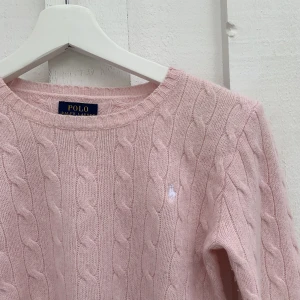 Kashmir tröja - Säljer denna rosa stickade tröjan i Kashmir från Ralph lauren. Hör av er vid frågor 💞💞