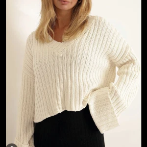 Chiquelle  - Vit stickat tröja från chiquelle. Använts endast en gång då den är för stor för mig. Storlek XS/S. Ge gärna prisförslag :) Tröjan är slutsåld online