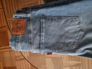LEVI'S Jeans - High Waist  Använd 1 ggn Nypris:1100 Normal i Strl(sitter perfekt) 