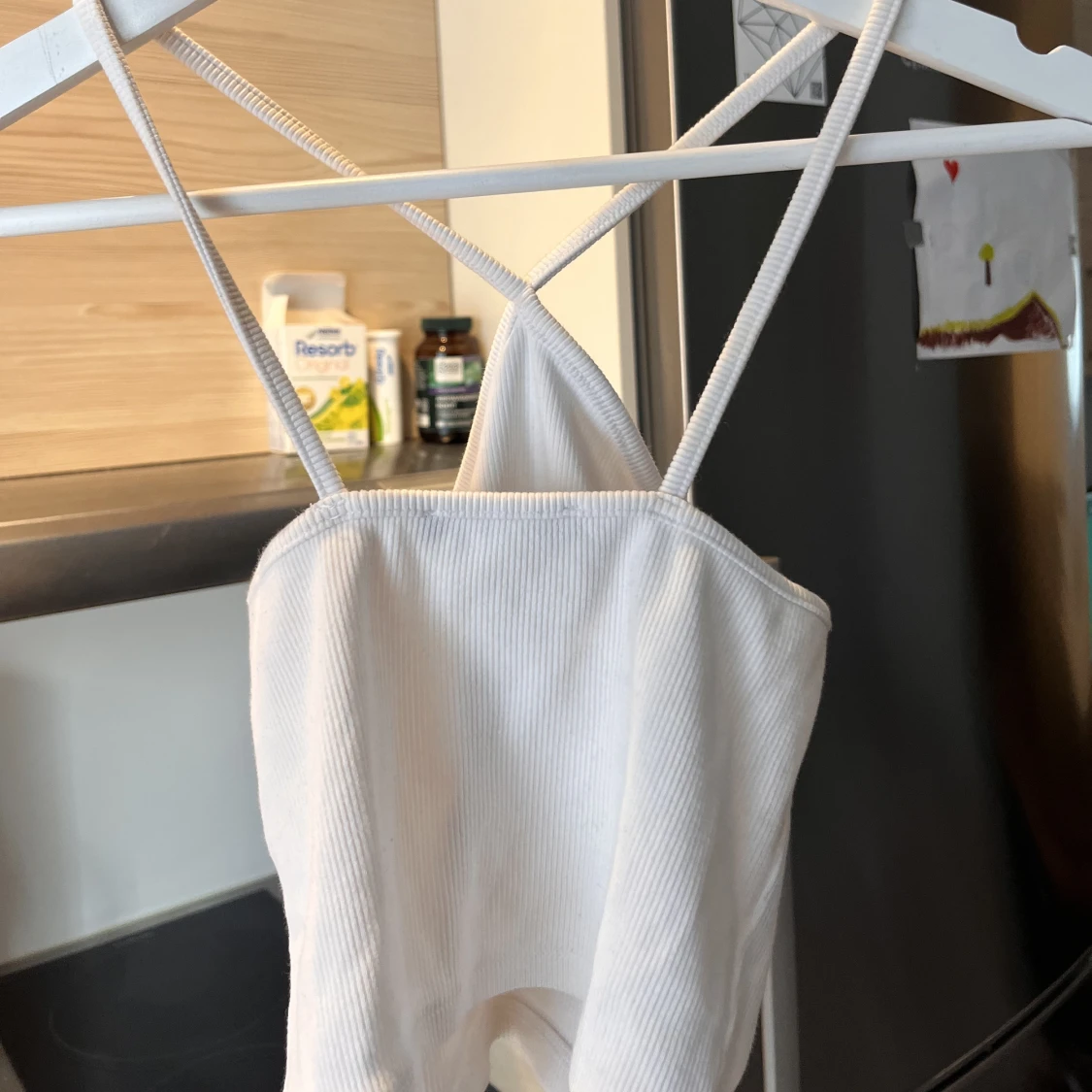 Vit topp med korsad halsringning  - 90