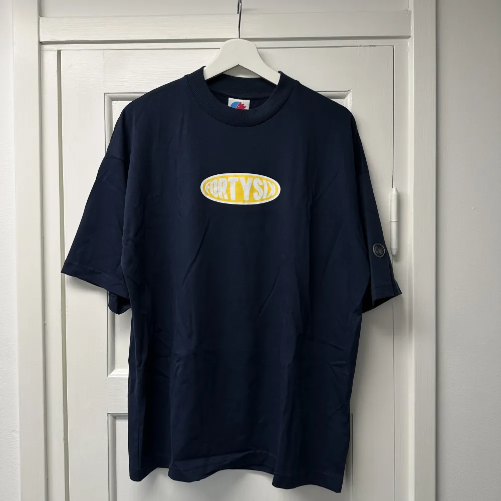 marinblå tshirt från district 46 i nyskick, storlek small men sitter lite oversized. T-shirts.