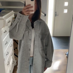 Grå kappa  - Säljer min gråa kappa då den aldrig kom till användning💘