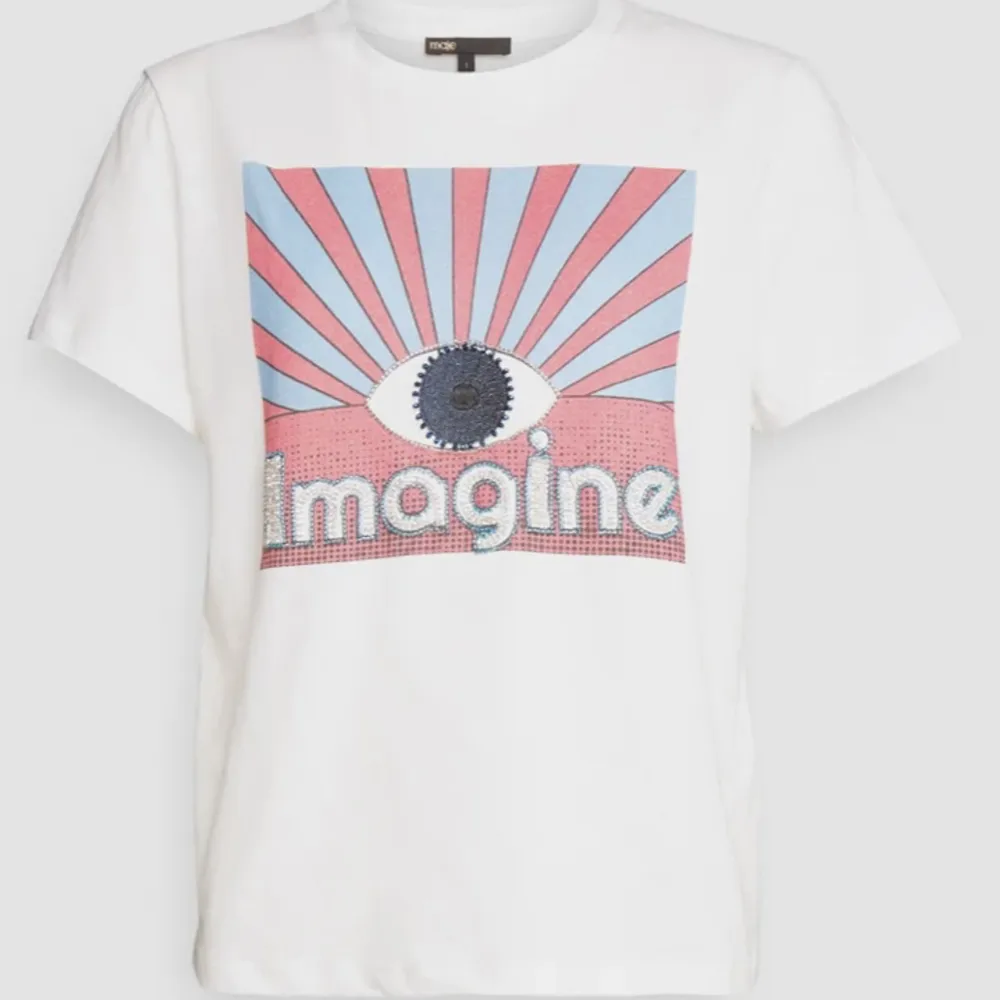 Jag säljer min så coola t-shirt från Maje! Den är använd några gånger, men tröjan är i väldigt gott skick. Om du vill att jag skickar fler bilder gör jag det gärna! 💕T-shirten är i storlek 2 (fransk 38), och originalpris är 1399kr. Köparen står för frakt!. Toppar.
