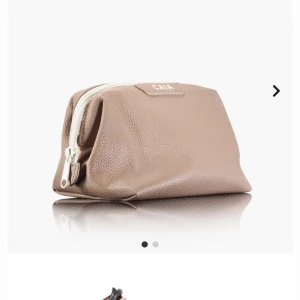 Caia necessär  - Säljer min Caia necessär då den inte passar mig längre, använd några månader  men i bra skick. Hör av er vid frågor 💕