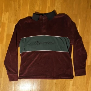 Vinröd Långärmad Piké - Vinröd Långärmad piké av Mennace