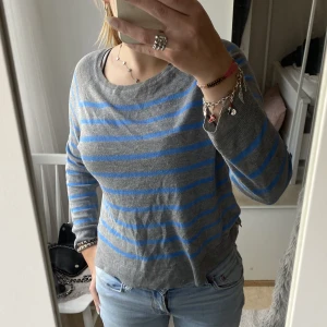 Zara tröja - Super fin långärmad, grå, blå randig tröja från zara. Säljer pga att jag tröttnat. Inga defekter