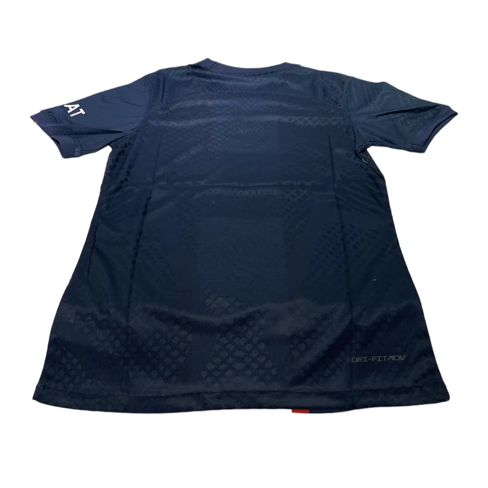 En PSG-tröja i storlek s som är blå. Den är perfekt passande och av hög kvalitet. Dess andningsförmåga gör den idealisk för både matcher och träning.. T-shirts.